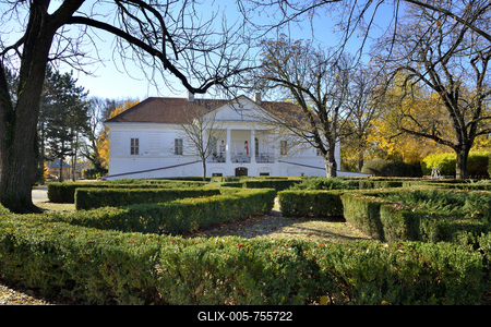 Halász Móricz-kúria Dabason. A klasszicista épület 1821-ben épült.A múzeumként látogatható kastélyban forgatták 1949-ben a Lúdas Matyit, ahol az eredeti biedermeier bútorok elegáns díszletként szolgáltak Döbrögi úr rezidenciájának. Ma egy kiállítási egység a nevezetes film előtt tiszteleg.-stock-foto