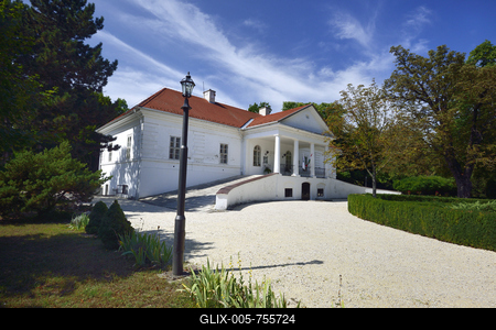 Halász Móricz-kúria Dabason. A klasszicista épület 1821-ben épült.A múzeumként látogatható kastélyban forgatták 1949-ben a Lúdas Matyit, ahol az eredeti biedermeier bútorok elegáns díszletként szolgáltak Döbrögi úr rezidenciájának. Ma egy kiállítási egység a nevezetes film előtt tiszteleg.-stock-foto