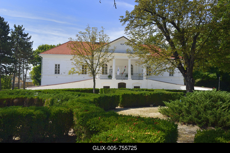 Halász Móricz-kúria Dabason. A klasszicista épület 1821-ben épült.A múzeumként látogatható kastélyban forgatták 1949-ben a Lúdas Matyit, ahol az eredeti biedermeier bútorok elegáns díszletként szolgáltak Döbrögi úr rezidenciájának. Ma egy kiállítási egység a nevezetes film előtt tiszteleg.-stock-foto