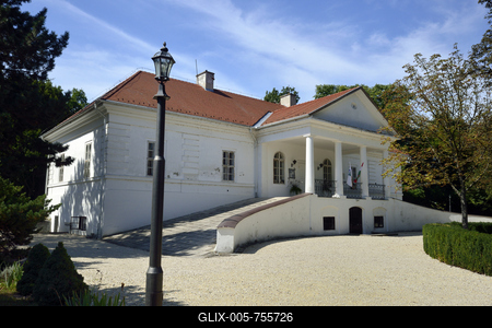 Halász Móricz-kúria Dabason. A klasszicista épület 1821-ben épült.A múzeumként látogatható kastélyban forgatták 1949-ben a Lúdas Matyit, ahol az eredeti biedermeier bútorok elegáns díszletként szolgáltak Döbrögi úr rezidenciájának. Ma egy kiállítási egység a nevezetes film előtt tiszteleg.-stock-foto