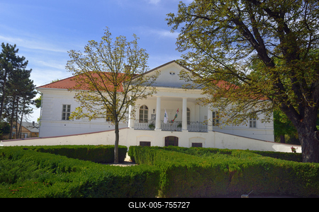 Halász Móricz-kúria Dabason. A klasszicista épület 1821-ben épült.A múzeumként látogatható kastélyban forgatták 1949-ben a Lúdas Matyit, ahol az eredeti biedermeier bútorok elegáns díszletként szolgáltak Döbrögi úr rezidenciájának. Ma egy kiállítási egység a nevezetes film előtt tiszteleg.-stock-foto