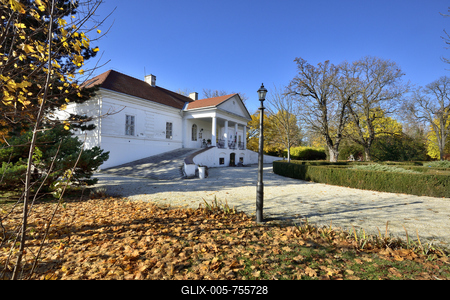 Halász Móricz-kúria Dabason. A klasszicista épület 1821-ben épült.A múzeumként látogatható kastélyban forgatták 1949-ben a Lúdas Matyit, ahol az eredeti biedermeier bútorok elegáns díszletként szolgáltak Döbrögi úr rezidenciájának. Ma egy kiállítási egység a nevezetes film előtt tiszteleg.-stock-foto