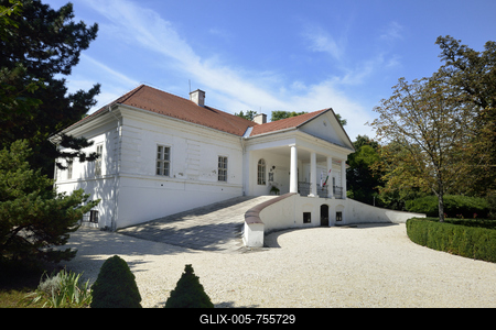 Halász Móricz-kúria Dabason. A klasszicista épület 1821-ben épült.A múzeumként látogatható kastélyban forgatták 1949-ben a Lúdas Matyit, ahol az eredeti biedermeier bútorok elegáns díszletként szolgáltak Döbrögi úr rezidenciájának. Ma egy kiállítási egység a nevezetes film előtt tiszteleg.-stock-foto