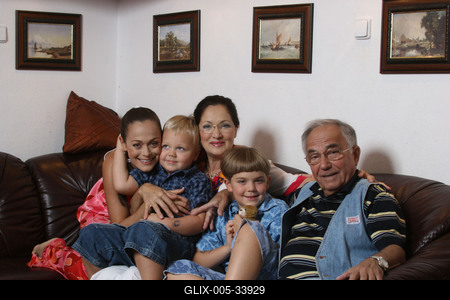 Fonyó Barbara és családja-stock-foto