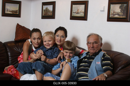 Fonyó Barbara és családja-stock-foto