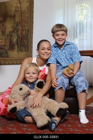 Fonyó Barbara gyermekeivel-stock-foto