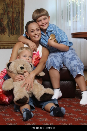 Fonyó Barbara gyermekeivel-stock-foto