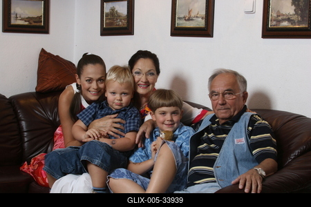 Fonyó Barbara és családja-stock-foto