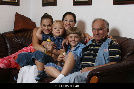 Fonyó Barbara és családja-stock-foto