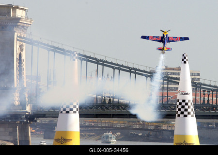 Vízi- és légiparádé a Dunán-stock-foto