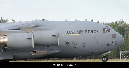 Amerikai óriásgép landolt Kecskeméten-stock-foto