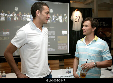 Jotékonykodnak a válogatott tagjai-stock-foto