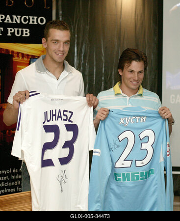 Jotékonykodnak a válogatott tagjai-stock-foto