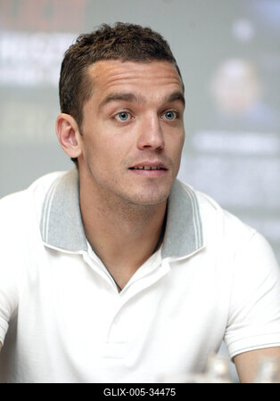 Jotékonykodnak a válogatott tagjai-stock-foto