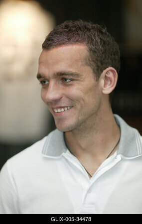 Jotékonykodnak a válogatott tagjai-stock-foto