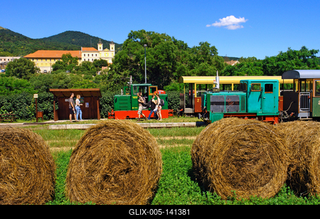 A 2016-ban átadott Márianosztra – Nagyirtáspuszta erdei kisvasút  szakasz a Szob és Nagybörzsöny között közlekedik. A transzbörzsönyi vasút ma Magyarország egyik leglátványosabb hegyi pályája, a vonala szűk patakmedrek partján, sűrű erdőkben kanyarog,-stock-foto