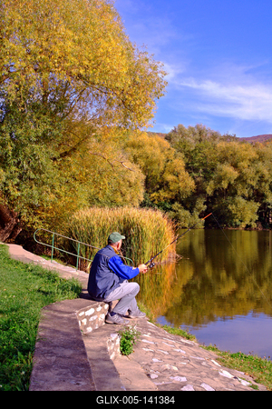 Horgász a bélapátfalvai horgásztónál-stock-foto