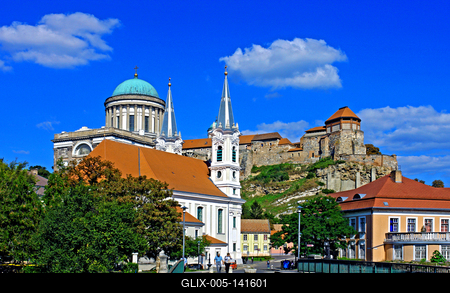 Esztergom látképe, előtérben az esztergomi római katolikus Szent Ignác-plébániatemplom, vagy vízivárosi plébániatemplom – helyi nevén a kéttornyú templom vagy Vízivárosi templom – a Mindszenty téren, a Víziváros főterén található, a prímási palota közvetlen szomszédságában. Háttérben a Bazilika és a Vár-stock-foto
