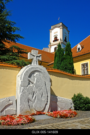 Győr belvárosában, a Káptalandombon, a Püspöki palota oldalánál, az Aradi Vértanúk útján, az Apor Vilmos püspök tere felé néz a Boldogasszonykő, Szervátiusz Tibor kolozsvári magyar szobrászművész 2000-ben készült márvány alkotása.-stock-foto
