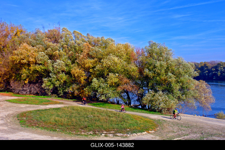 Kerékpárosok az őszi Dunánál-stock-foto
