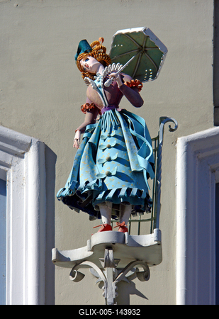 Ruházati bolt cégére Székesfehérváron-stock-foto