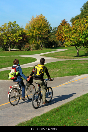 Fiatal pár kerékpározik kézenfogva-stock-foto