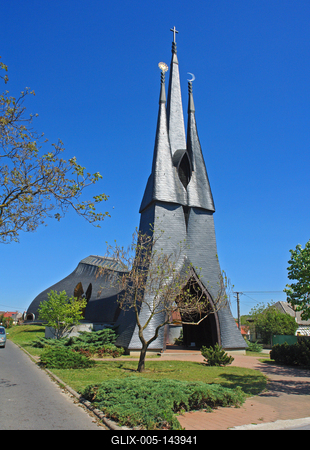 Paks, a római katolikus Szentlélek templom vagy más néven Makovecz-templom-stock-foto