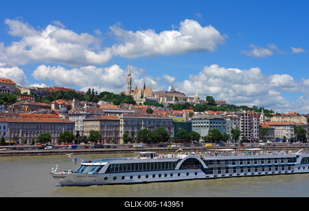 Üdülőhajó Budapesten-stock-foto