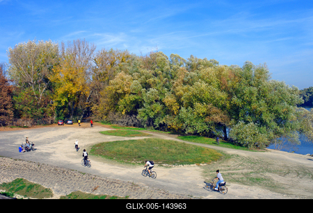 Kerékpárút a Dunaparton-stock-foto