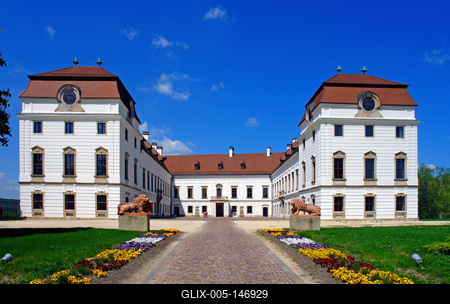 1783-84 között késõ barokk stílusban épült pápai Esterházy-kastély-stock-foto