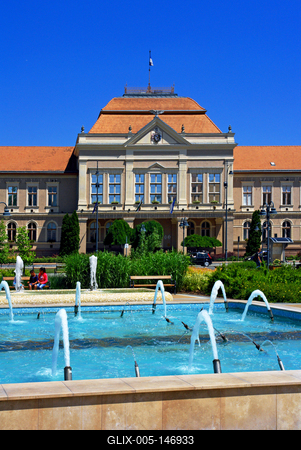 Városháza épülete Hajdúböszörmény fõterén-stock-foto