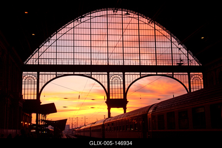 Az elsõ hajnali vonat a budapesti Keleti pályaudvaron-stock-foto