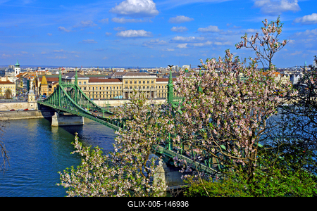 Budapesti látkép a Gellérthegyrõl a Dunával és a Szabadság-híddal tavasszal-stock-foto