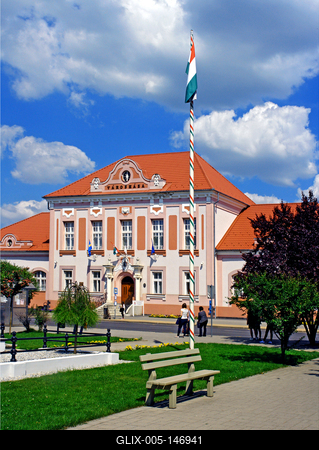 Hajdúhadház fõtere a városházával-stock-foto