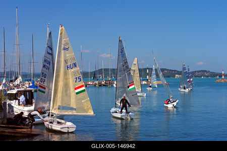 Balatoni kikötõ vitorlásversenyzõkkel-stock-foto