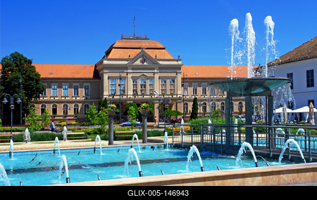 Városháza épülete Hajdúböszörmény központjában-stock-foto