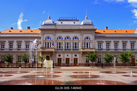 Városháza épülete a szolnoki Kossuth téren-stock-foto