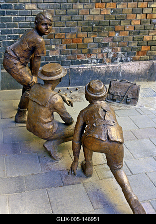 Pál utcai fiúk szoborcsoport részlet Budapest VIII. kerületében, a Práter utcában. Szanyi Péter alkotása-stock-foto