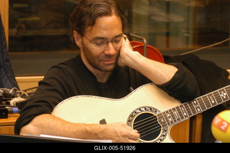 Budapest, 2003.11.10.
Al Di Meolát, a latin dallamok és a bossa nova mesterét régóta a világ egyik legvirtuózabb dzsesszgitárosaként tartják számon. Három évtizedes, dicsőséges pályafutásra tekinthet vissza.-stock-foto