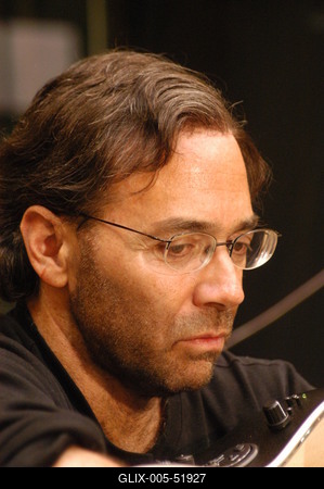 Budapest, 2003.11.10.
Al Di Meolát, a latin dallamok és a bossa nova mesterét régóta a világ egyik legvirtuózabb dzsesszgitárosaként tartják számon. Három évtizedes, dicsőséges pályafutásra tekinthet vissza.-stock-foto