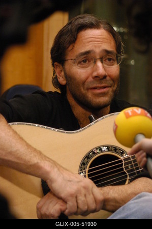 Budapest, 2003.11.10.
Al Di Meolát, a latin dallamok és a bossa nova mesterét régóta a világ egyik legvirtuózabb dzsesszgitárosaként tartják számon. Három évtizedes, dicsőséges pályafutásra tekinthet vissza.-stock-foto