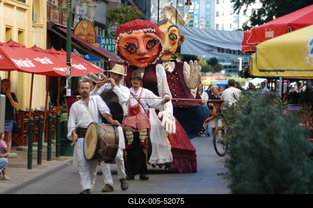 Óriásbábok Budapest utcáin-stock-foto