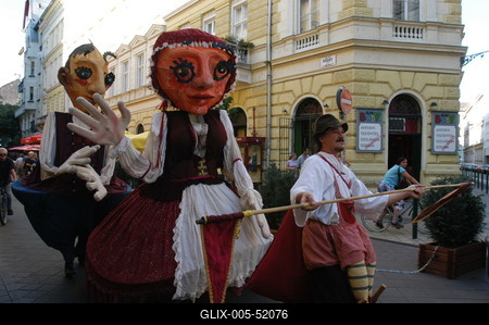 Óriásbábok Budapest utcáin-stock-foto