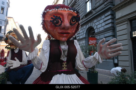 Óriásbábok Budapest utcáin-stock-foto