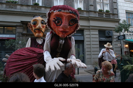 Óriásbábok Budapest utcáin-stock-foto