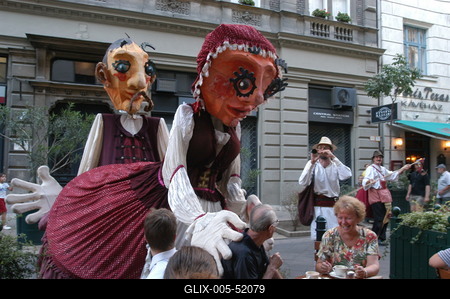 Óriásbábok Budapest utcáin-stock-foto