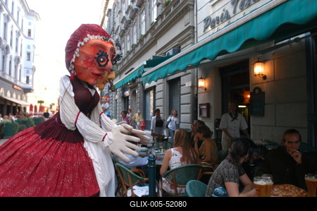 Óriásbábok Budapest utcáin-stock-foto