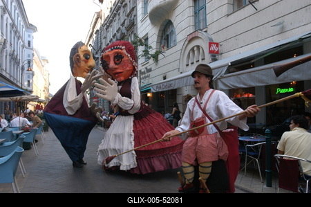 Óriásbábok Budapest utcáin-stock-foto