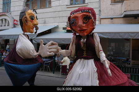 Óriásbábok Budapest utcáin-stock-foto