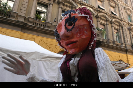 Óriásbábok Budapest utcáin-stock-foto